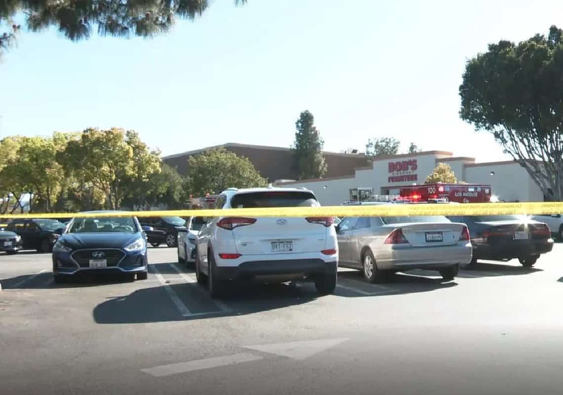 הרוג ופצועים בקרב יריות במרכז קניות בלב ואלי לוס אנג'לס