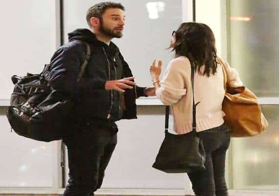 קורטני קוקס התעלמה מהצלמים והסקרנים בזמן שניהלה ריב סוער עם החבר שלה בשדה התעופה