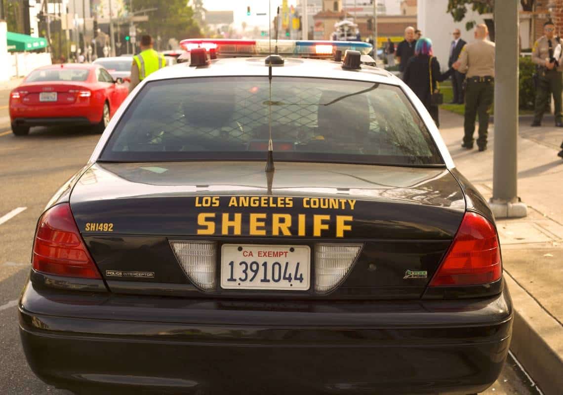 לוס אנג'לס נגד משרד השריף: המחוז עלול לפטר שוטרים שלא התחסנו