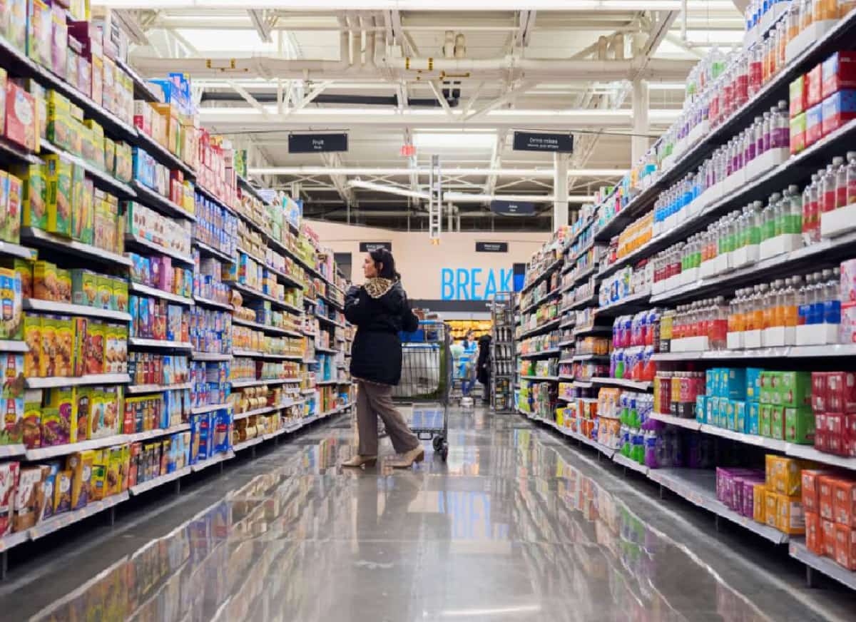 העשירים חותכים בהוצאות וקונים בוולמארט: מהפכת החיסכון השקטה שמשנה את אמריקה