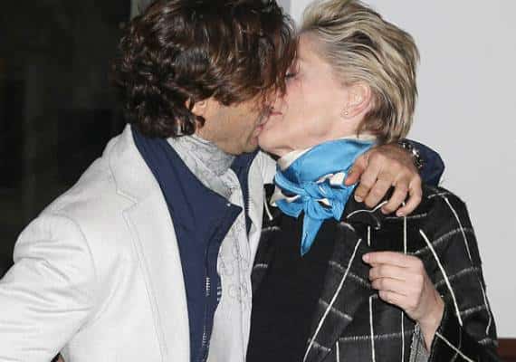 שרון סטון מציגה את החבר הצעיר