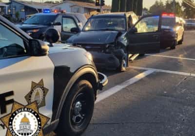 קליפורניה: בן 12 גנב את המכונית של ההורים והוביל למדרף משטרתי שהסתיים בהתנגשות