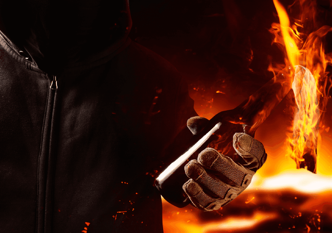 לוס אנג'לס: זרקה בקבוק תבערה על בנק - בגלל "שחיכתה יותר מדי זמן"