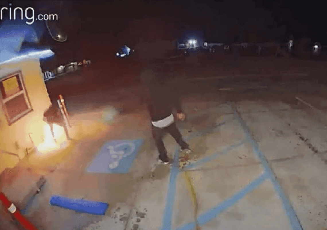 תיעוד מקליפורניה: שני חשודים הציתו בית עסק - ועל הדרך את עצמם