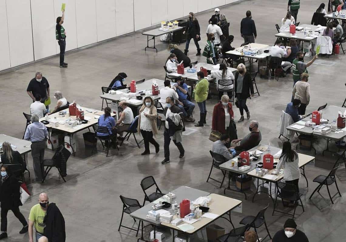 אופטימיות זהירה: ארצות הברית מתחילה להרגיש את השפעת מבצע החיסונים