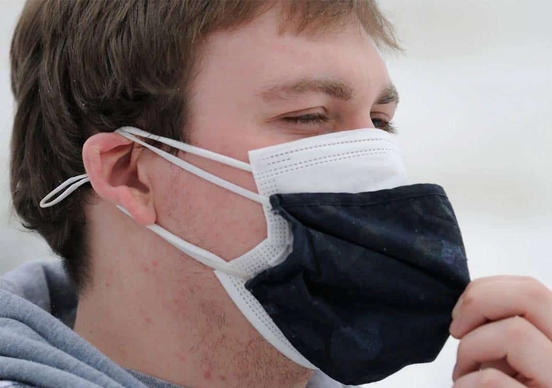 קליפורניה מיישרת קו עם ה-CDC וממליצה לחבוש 2 מסכות