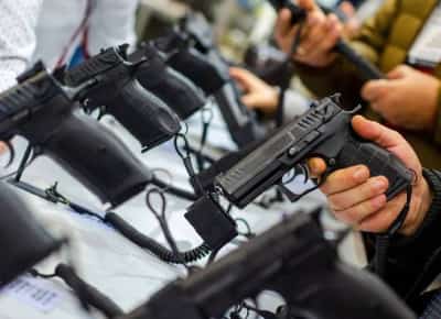 בית המשפט העליון של ארצות הברית יכריע האם לצרכני סמים יש זכות חוקתית להחזיק נשק