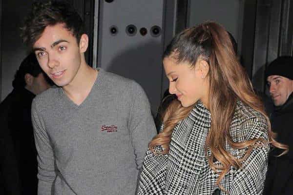 נייתן סייקס שמח. הסיבה: הוא לא לימד את האקסית, אריאנה גרנדה, משהו מועיל