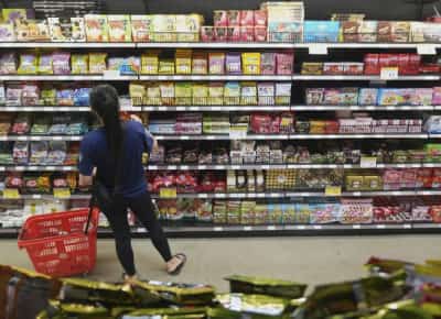 האמריקאים חנוקים: שמונים ושלושה אחוזים מהאוכלוסייה לחוצה מעלות המזון