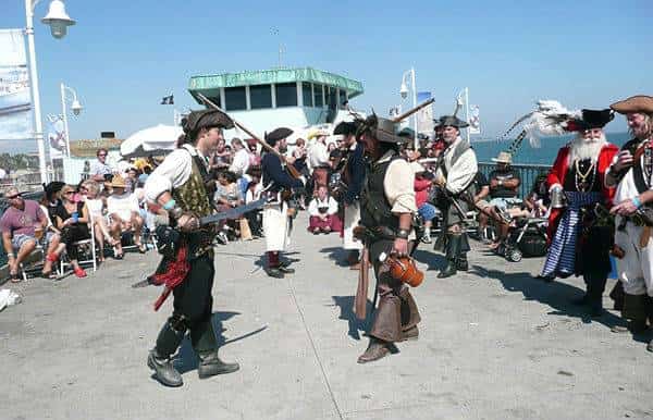 שודדי הקאריביים פינת בת הים הקטנה: הפיראטים לא גובים תשלום בכניסה לפסטיבל שלהם