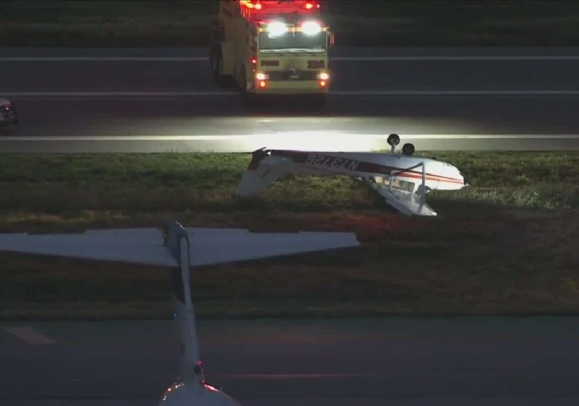 מטוס קל התהפך בשדה תעופה בוואלי לוס אנג'לס