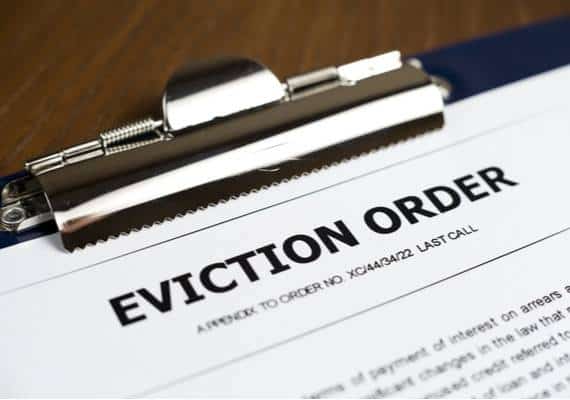 לוס אנג'לס: בת 102 מפונה מדירתה כדי שבתו של בעל הבית תוכל לגור שם