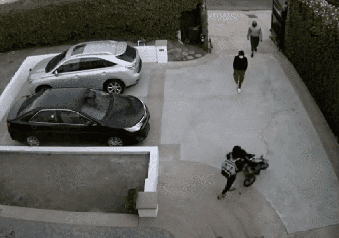 משטרת לוס אנג'לס מזהירה מענידת תכשיטים ברחובות: אתם עשויים להפוך למטרה לשוד