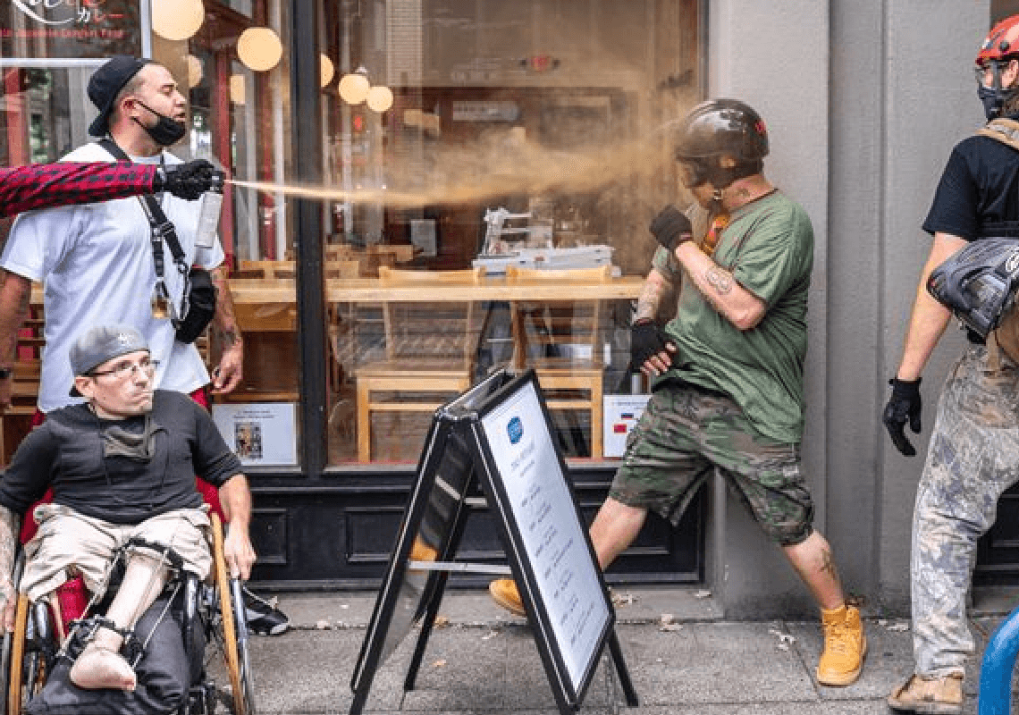 אנטיפה VS הנערים הגאים: קטטה אלימה ברחובות בין שני הארגונים הקיצוניים 