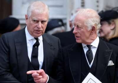 טלטלה במשפחת המלוכה: המלך צ'ארלס שלל מאחיו אנדרו את כל תאריו בשל קשריו לג'פרי אפשטיין