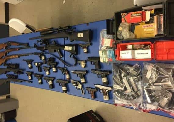 לוס אנג'לס: נעצר אדם שברשותו מאגר נשק – 25 רובים ו-2,000 צרורות כדורים