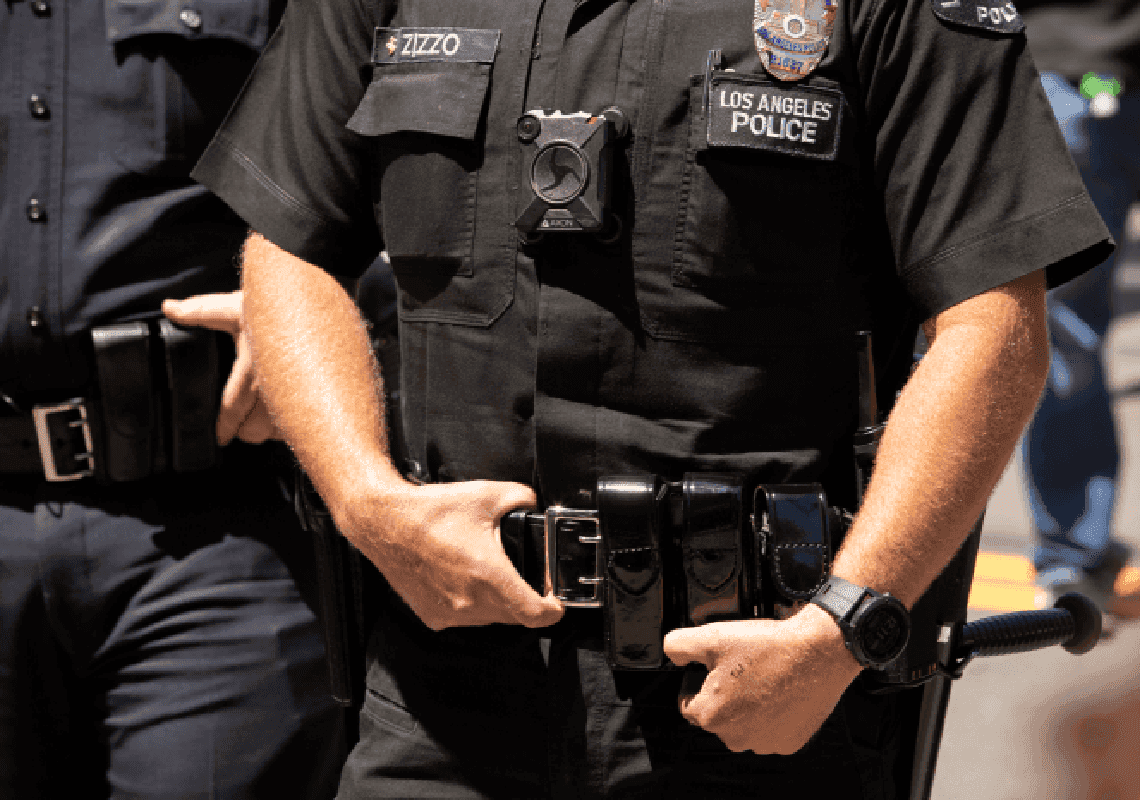 לוס אנג'לס: שוטר ותיק נעצר לאחר שרכש משתיק אקדח מסין 