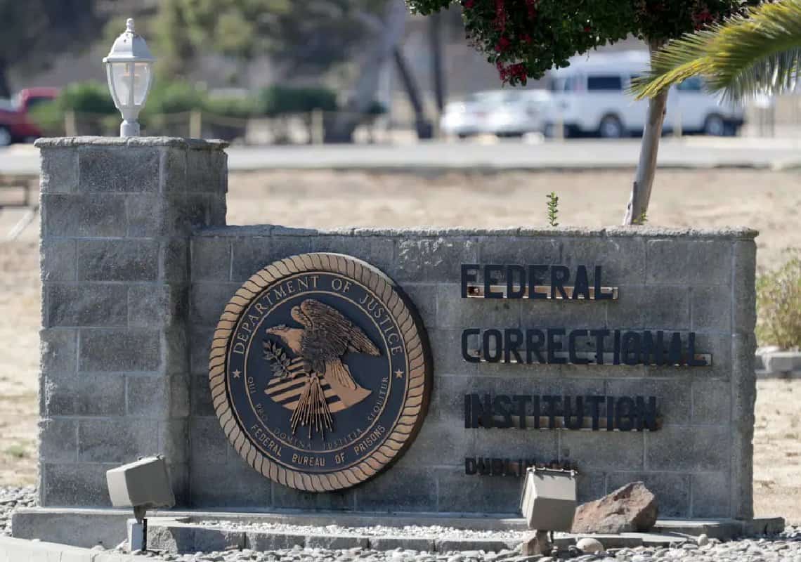 צפון קליפורניה: סוהר בכלא פדרלי מואשם בעבירות מין בשלוש אסירות