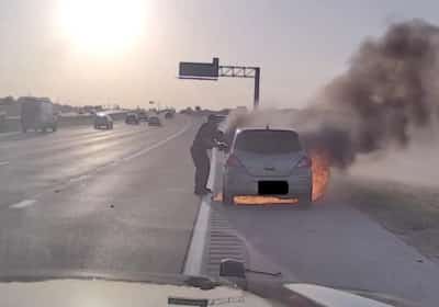 רגע לפני שהאש השתלטה: שוטר מטקסס חילץ נהג שנלכד במכונית