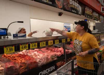 היום בשבילם ומחר בשבילנו: תושבי הוואלי קונים מצרכים לשכנים החוששים לצאת מהבית