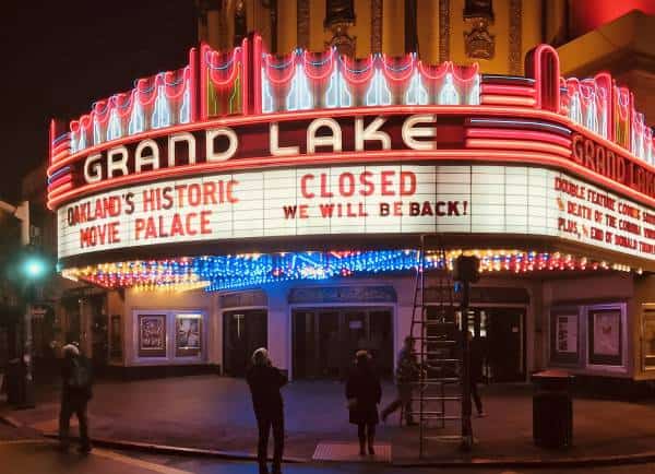 האם נטפליקס תחריב את אולפני הקולנוע?