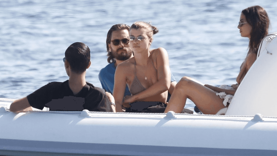 חופשות קיץ: סקוט דיסיק וסופיה ריצ'י נופשים במיקונוס, האקסית קורטני קרדשיאן משתזפת באיטליה