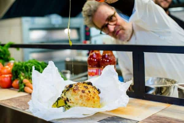 שף אייל שני מכניס את ניו יורק לפיתה