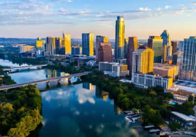 נתוני נדל"ן מפתיעים: טקסס חווה גל עזיבות, בזמן שקליפורניה שומרת על יציבות