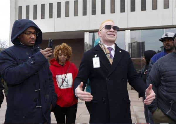 גייס כספים להקמת סניף של Black Lives Matter - והשתמש בכסף לקניית חליפות מעצבים ואקדחים