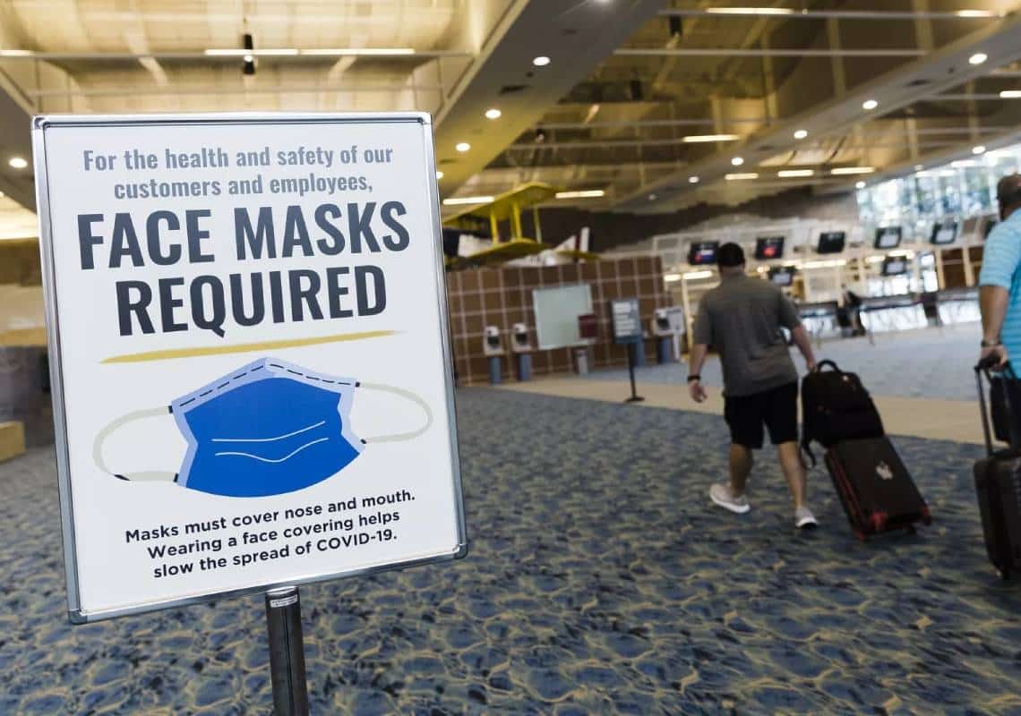 טקסס תובעת את הממשל הפדרלי בדרישה לבטל את חובת עטיית המסכות במטוסים