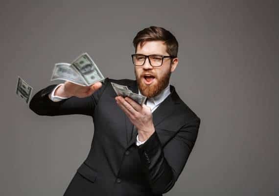 טובעים בהוצאות? זה הסכום שאתם מוציאים במהלך חייכם על שטויות