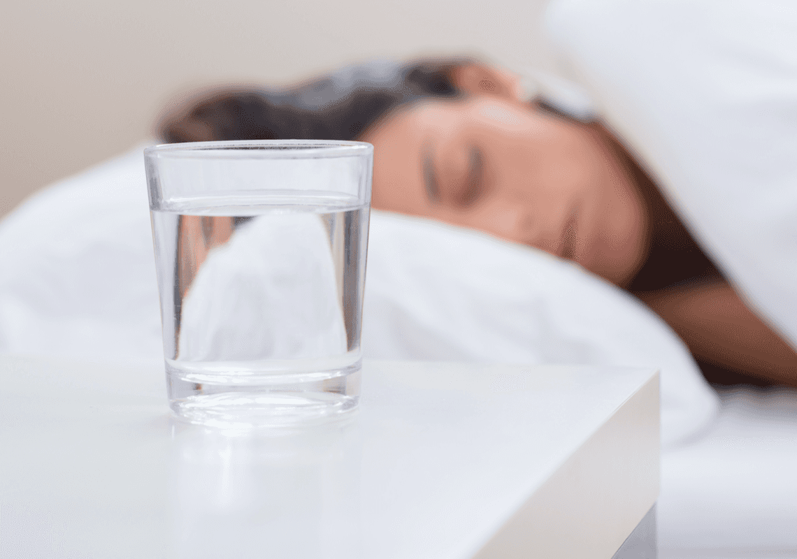 הסיבות שיגרמו לכם להפסיק להשאיר כוס מים ליד המיטה בלילה 