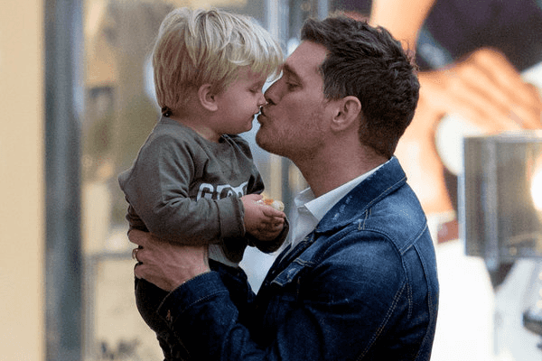 "סדר העדיפויות שלי השתנה": הזמר מייקל בובלה הודיע על פרישה בעקבות מחלת הסרטן של בנו