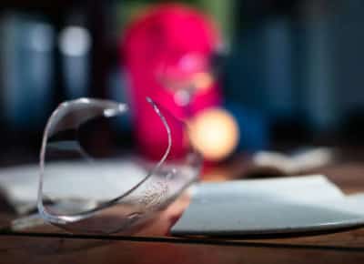 לוס אנג'לס: תספורת שהפכה לתקיפה - אישה נדקרה בצוואר בידי אחותה בבית בסן פרננדו ואלי