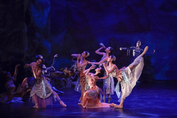 בת הים הקטנה מגיעה לתפוח הגדול