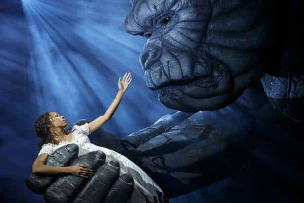 אתם כבר שומעים את השאגה? קינג קונג יורד מהמגדלים אל התיאטרון של ברודווי 