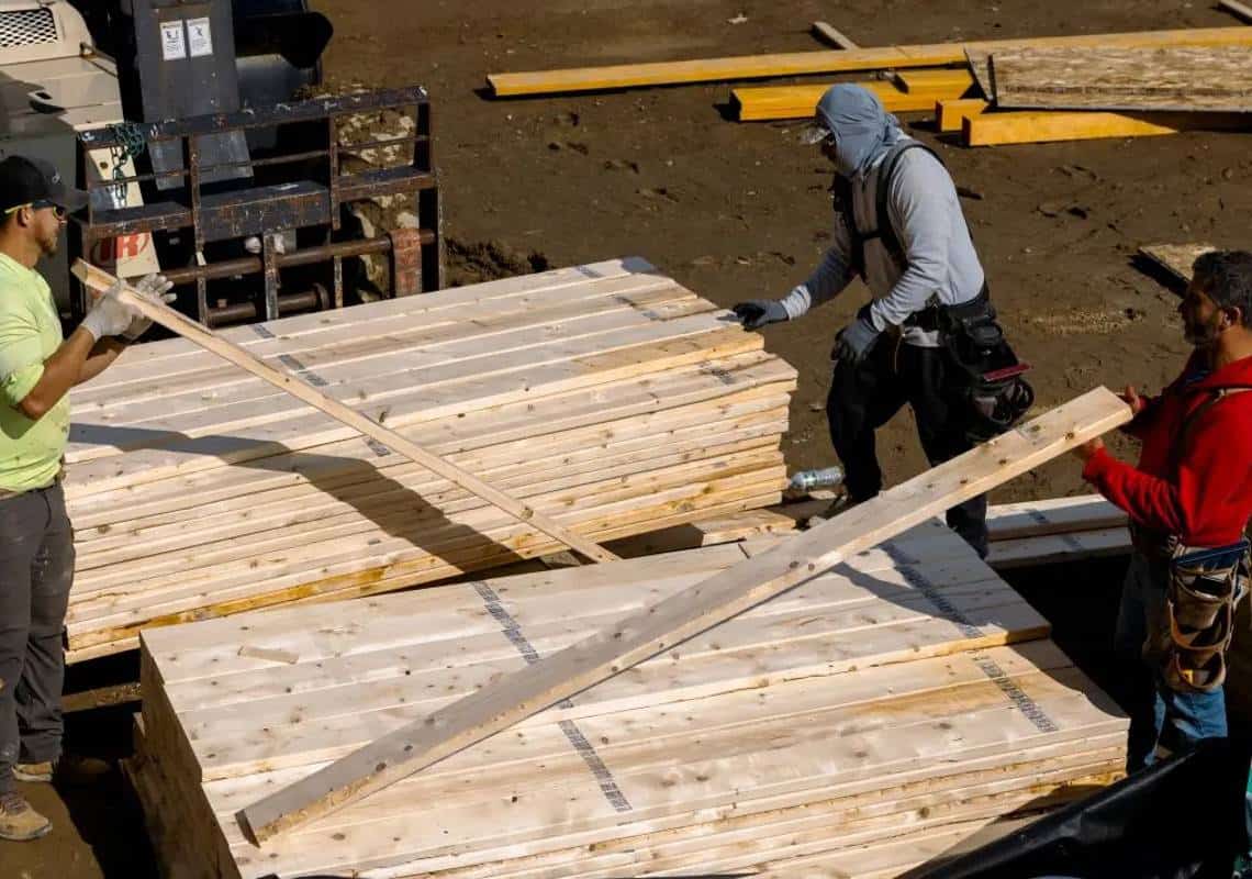 מחירי העץ מזנקים: תעריפי המכס החדשים של טראמפ מעלים חששות בענף הבנייה