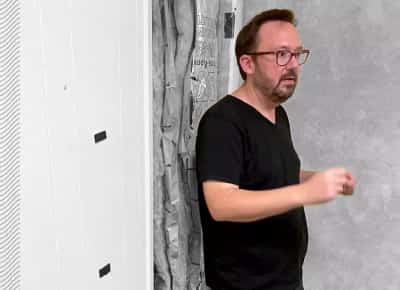 לוס אנג'לס: מפיק סרטים מסן פרננדו וואלי הונה משקיעים בעשרות מיליוני דולרים – רכש טסלה סייברטראק ובנה בריכה