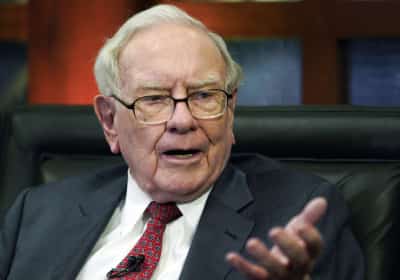 וורן באפט מפתיע את וול סטריט: רכישה נועזת מזניקה מניה במשבר