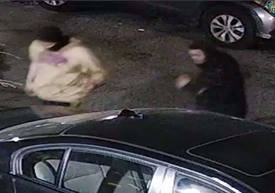 ניו יורק: שני צעירים נשדדו באיומי אקדח בברונקס