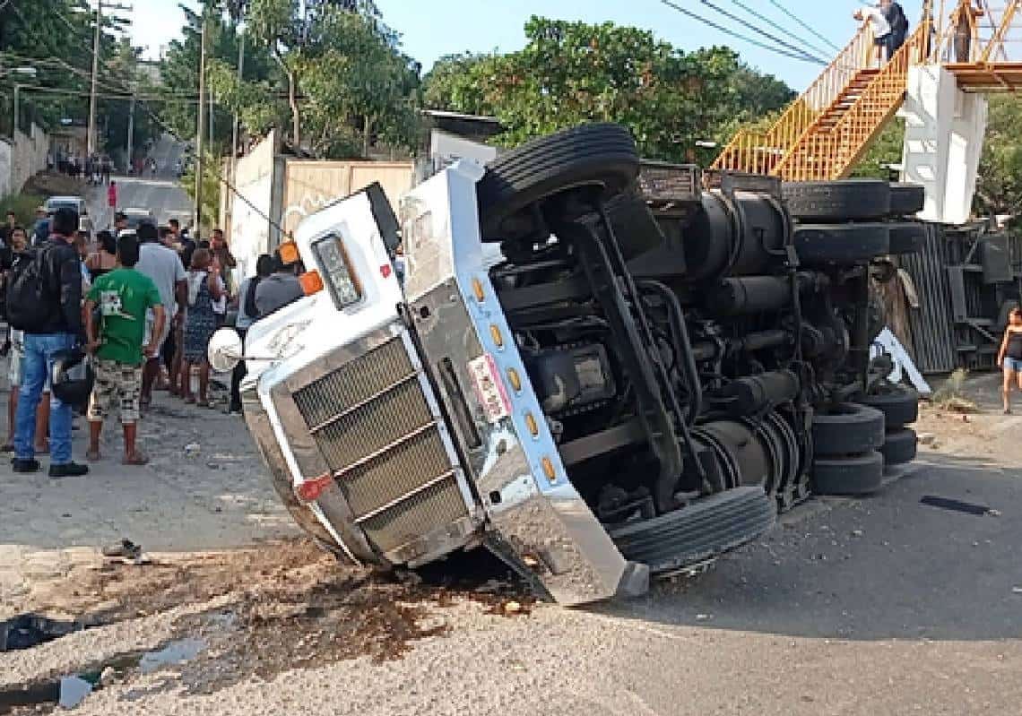 שילמו את היקר מכל עבור הגשמת החלום האמריקני: שיירת עם למעלה מ-100 מהגרים התרסקה בתאונת דרכים בגבול הדרומי