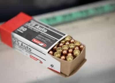 פסיקה שנויה במחלוקת מאפשרת רכישת תחמושת ללא בדיקות רקע בקליפורניה