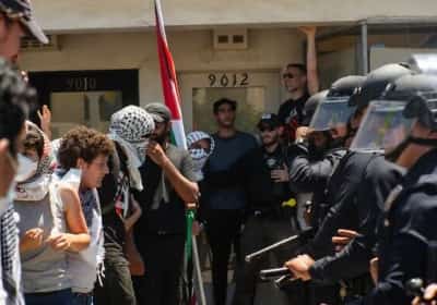 יוזמה חדשה בקליפורניה: "אזורי חיץ" סביב בתי כנסת 