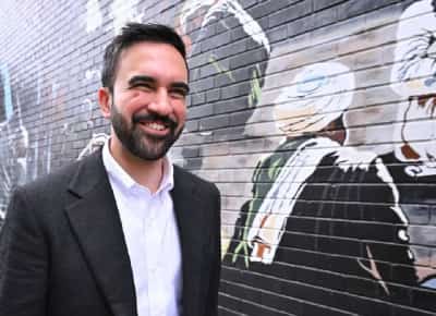 הסוציאליסט מהדרום: איך בן 34 מקווינס משיג את אנדרו קואומו בדרך לראשות עיריית ניו יורק