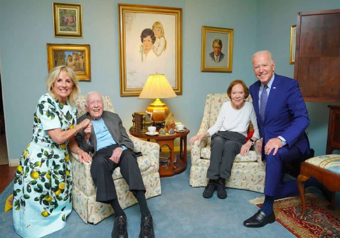 התמונה הביזארית שמשגעת את אמריקה בני הזוג ביידן נראים "ענקיים" ליד הנשיא קרטר ואשתו לשעבר - וגם איפה המסכות?