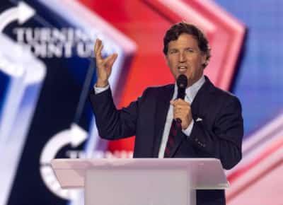 טאקר קרלסון הוכתר כ“אנטישמי השנה”: הפודקאסטר שהעניק במה למכחישי שואה ומסעיר את הימין האמריקאי