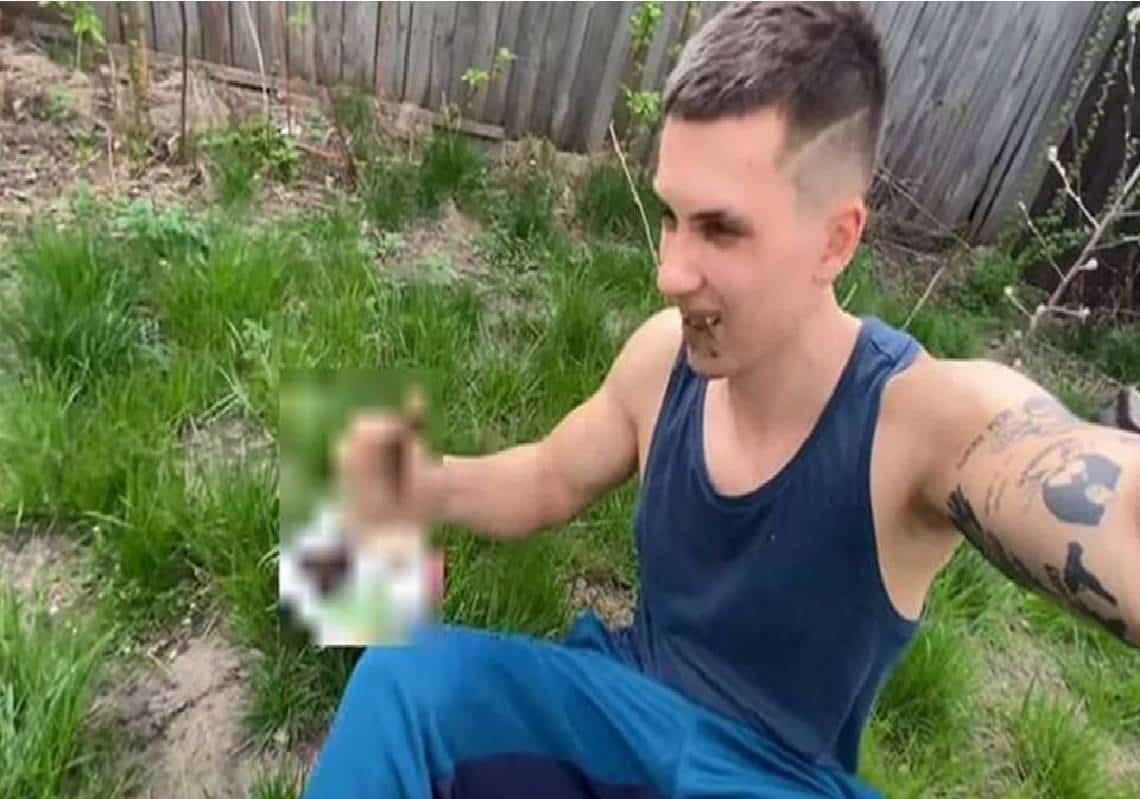 שפל חדש באוקראינה: קניבליזם - צילם עצמו אוכל ומבשל חייל רוסי