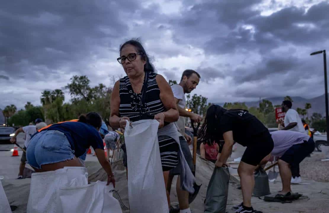 הילרי עומדת להגיע לחוף - מתכוננים לגרוע מכל: תושבים בפאלם ספרינג וסן ברנרדינו מסתגרים בבתיהם המוקפים בשקי חול