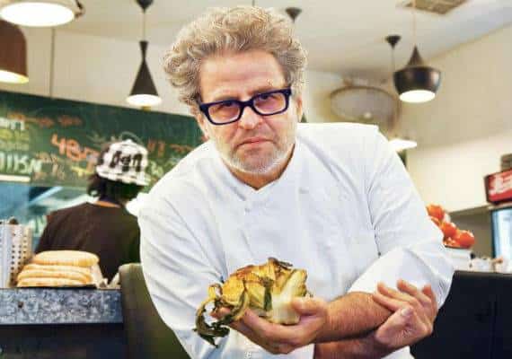ניו יורק: שף אייל שני מלמד את האמריקנים להכין צ'יזבורגר כמו שצריך במסעדת "המזנון" שלו, בצ'לסי