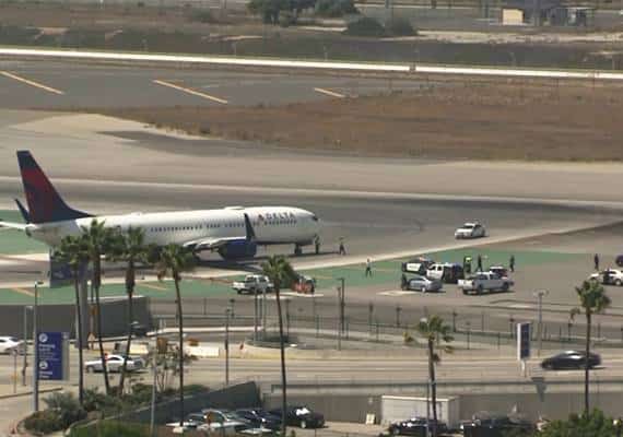 נמה"ת LAX: אלמוני דילג מעל לגדר ורץ לעבר מטוס